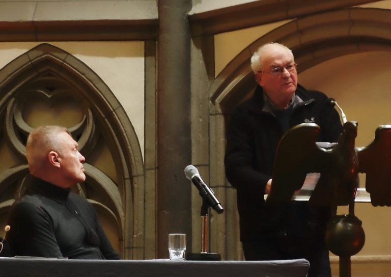 Klaus Jünschke am Rednerpult der Antoniterkirche.