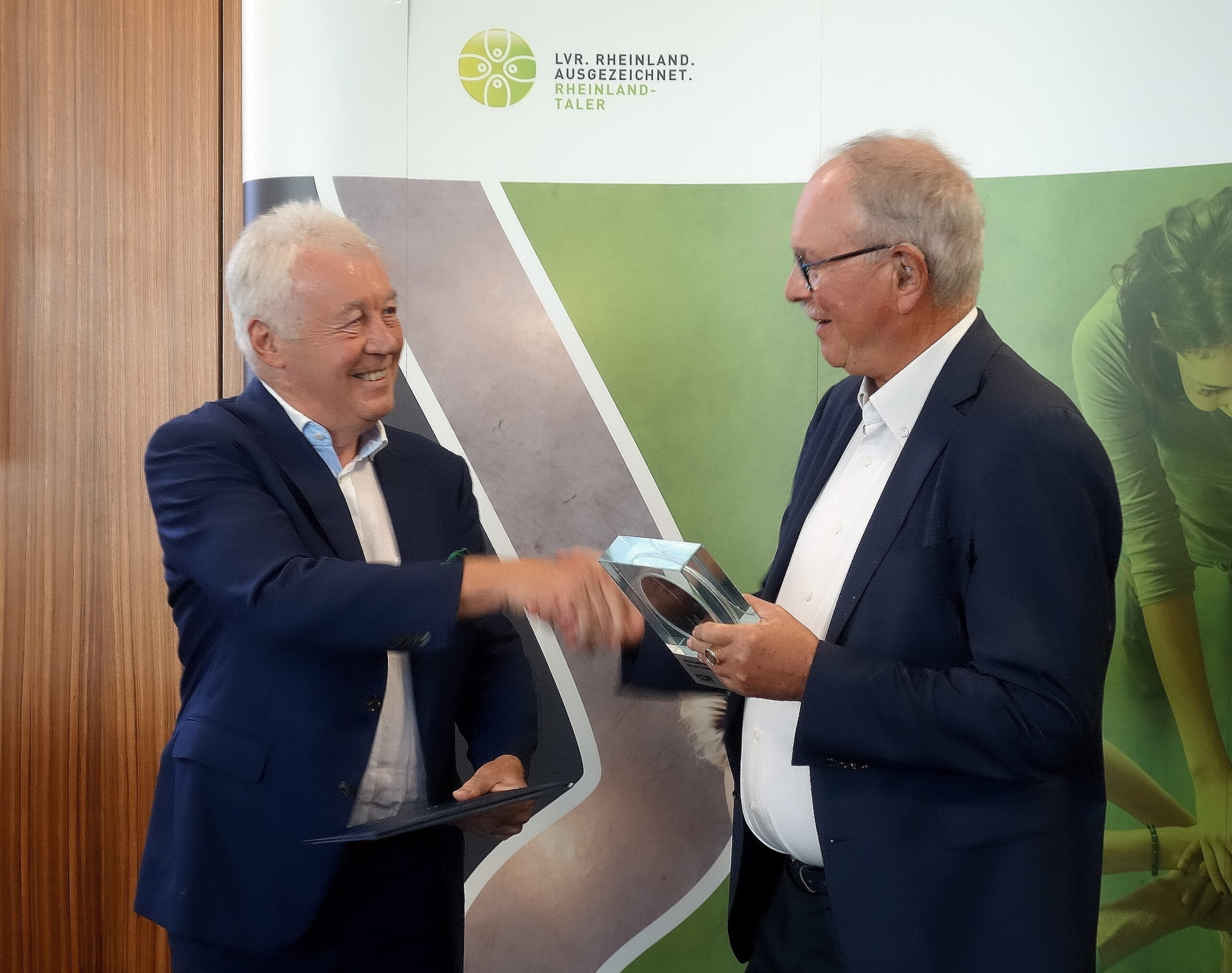 Prof. D. Jürgen Wilhelm gratuliert Dr. Wolfgang Uellenberg - van Dawen zu der Auszeichnung.